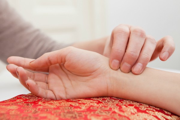 Xem mạch mà biết bệnh trạng, tình chí của một người, đó là tinh hoa của người xưa mãi lưu truyền (Ảnh: Nu Way Cleaners)